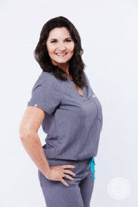 Headshot of Leslie Arthur in scrubs