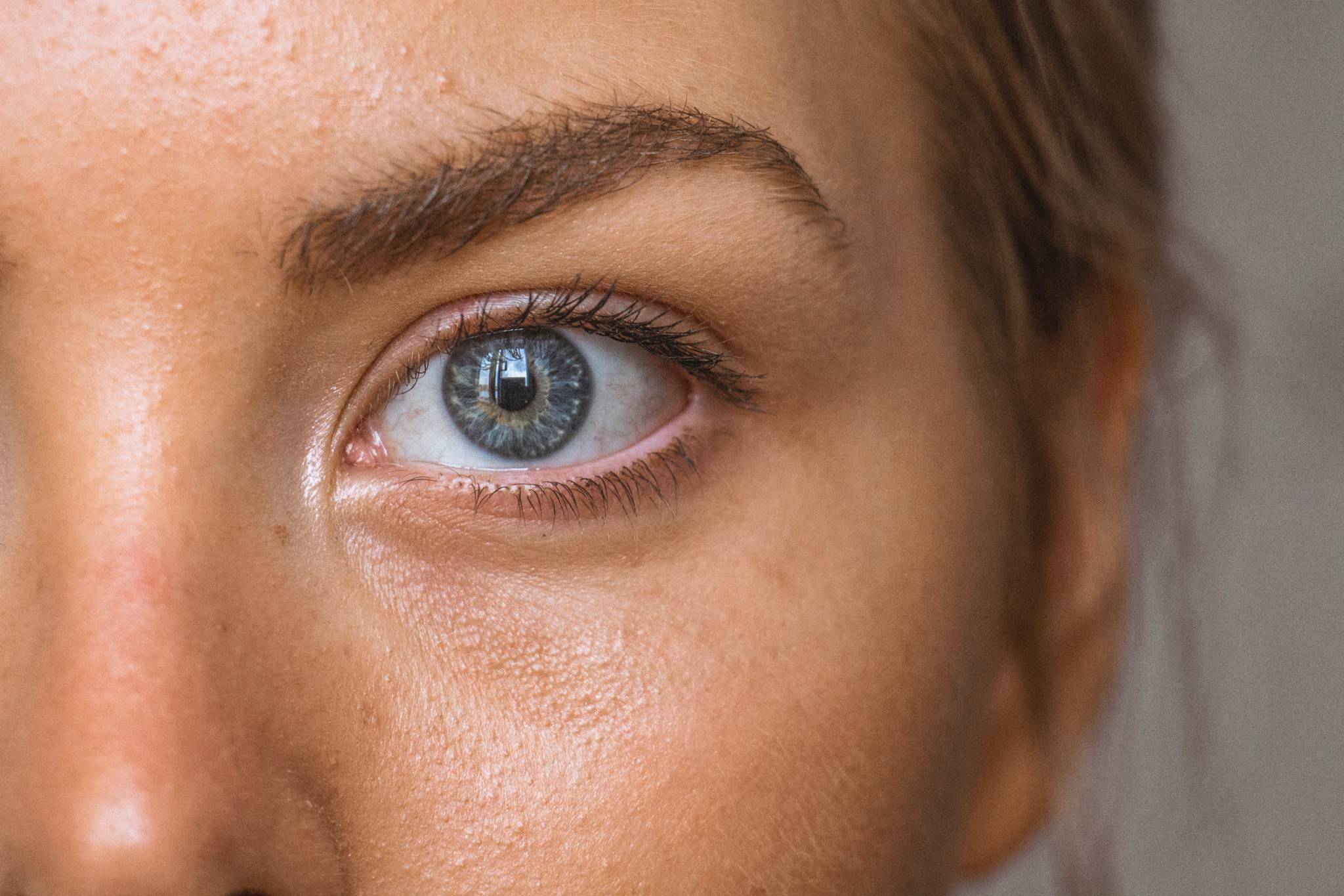 woman's green eye and undereye