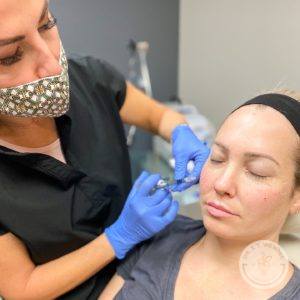 woman receiving cosmetic injection at dr. j. j. wendel plastic surgery in nashville tennessee