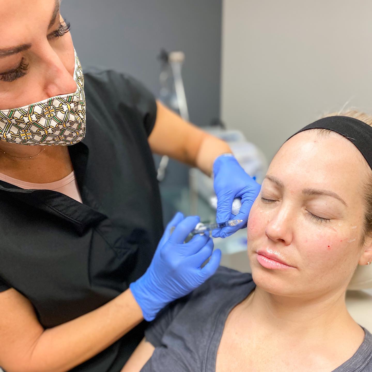 woman receiving cosmetic injection at dr. j. j. wendel plastic surgery in nashville tennessee
