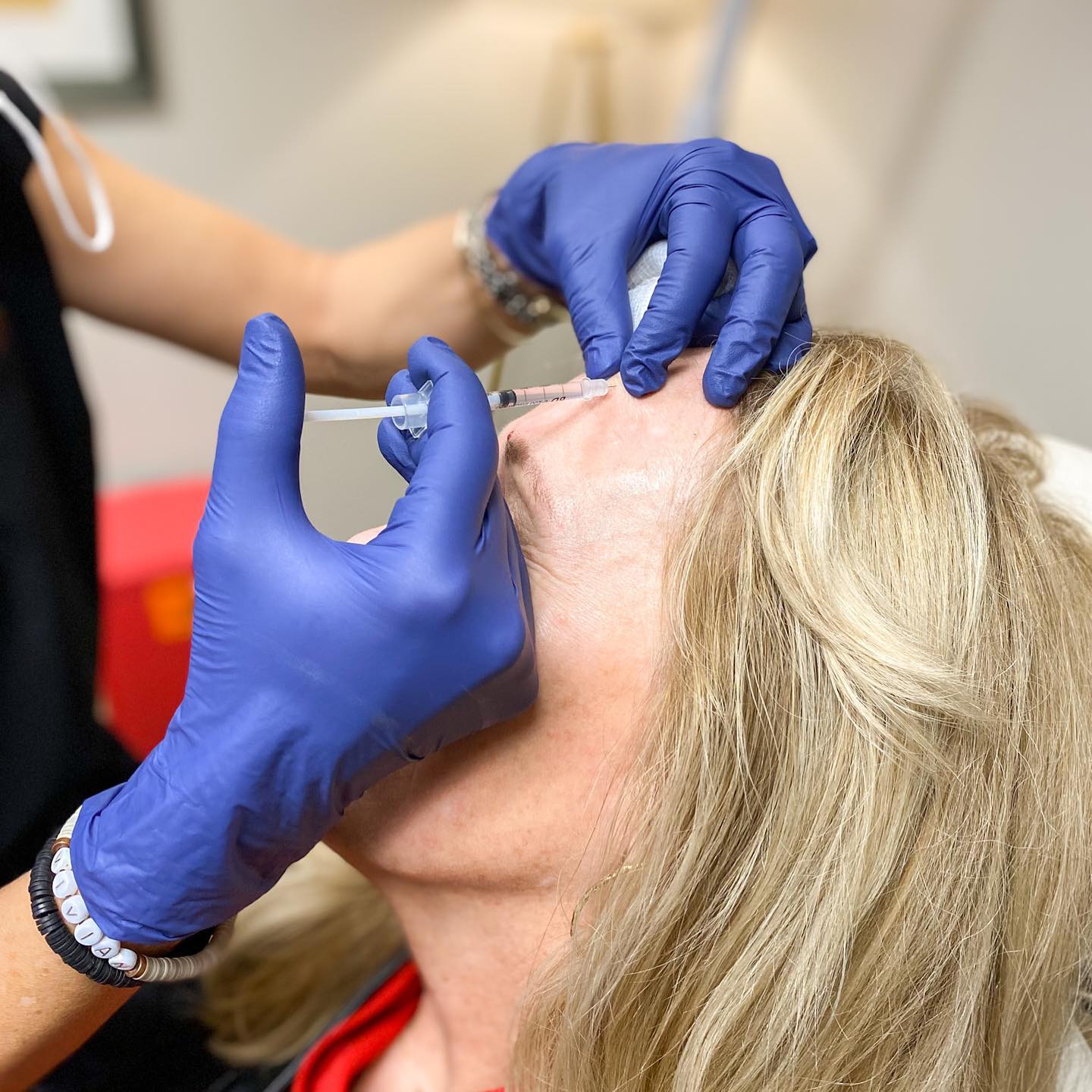 woman receiving botox at dr j j wendel plastic surgery in nashville