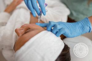 Registered nurse injector injects neurotoxins